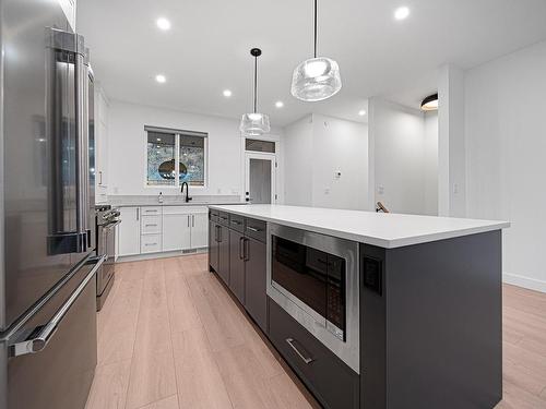 2141 Galore Cres, Kamloops, BC - Indoor Photo Showing Kitchen With Upgraded Kitchen