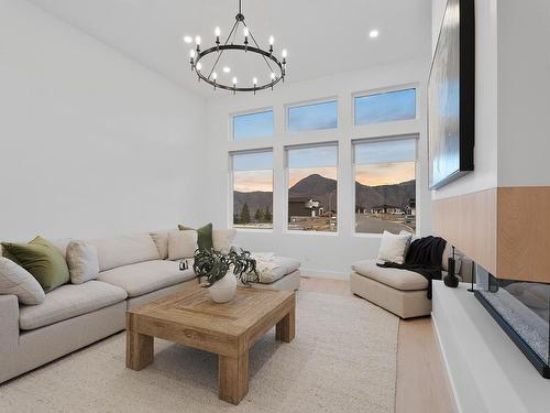 2141 Galore Cres, Kamloops, BC - Indoor Photo Showing Living Room