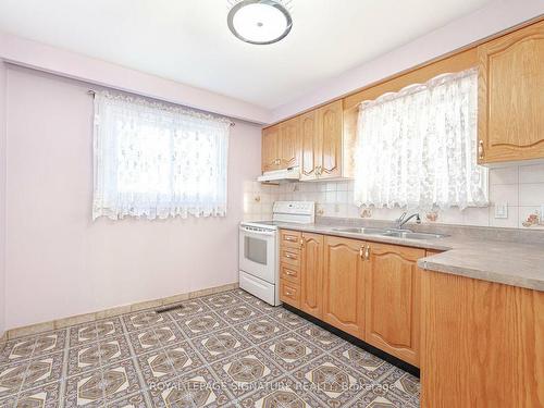 123 Treeview Dr, Toronto, ON - Indoor Photo Showing Kitchen With Double Sink