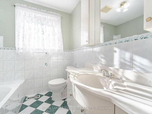 123 Treeview Dr, Toronto, ON - Indoor Photo Showing Bathroom