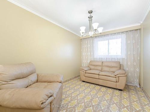 123 Treeview Dr, Toronto, ON - Indoor Photo Showing Living Room