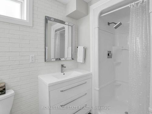 26A Baker Rd N, Grimsby, ON - Indoor Photo Showing Bathroom