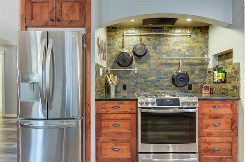 677 Drummond Court, Kelowna, BC - Indoor Photo Showing Kitchen