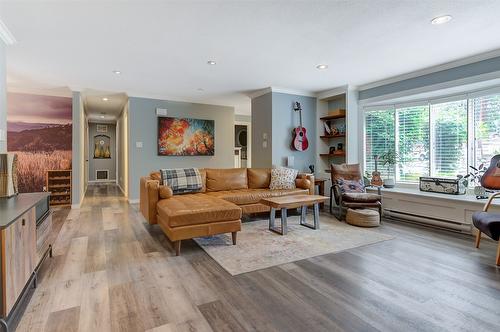 677 Drummond Court, Kelowna, BC - Indoor Photo Showing Living Room