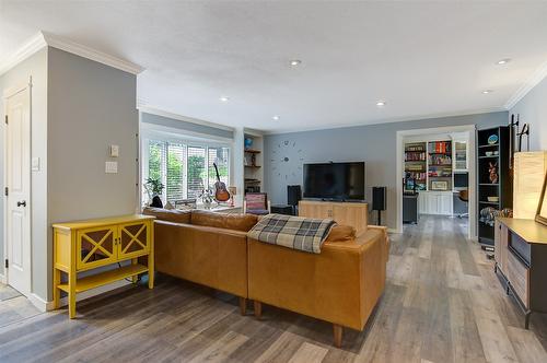 677 Drummond Court, Kelowna, BC - Indoor Photo Showing Living Room