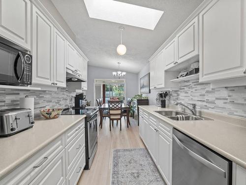 403-1234 Fort St, Victoria, BC - Indoor Photo Showing Kitchen With Double Sink With Upgraded Kitchen