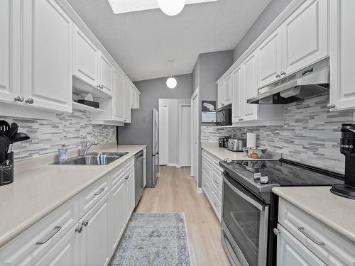 403-1234 Fort St, Victoria, BC - Indoor Photo Showing Kitchen With Upgraded Kitchen