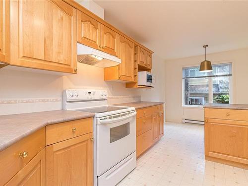 103-9905 Fifth St, Sidney, BC - Indoor Photo Showing Kitchen