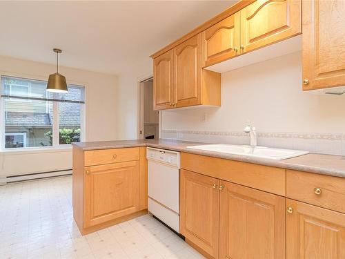 103-9905 Fifth St, Sidney, BC - Indoor Photo Showing Kitchen