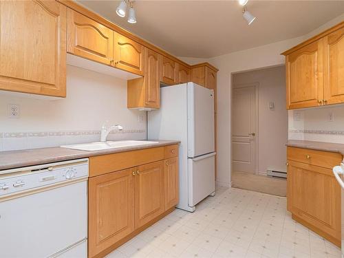 103-9905 Fifth St, Sidney, BC - Indoor Photo Showing Kitchen