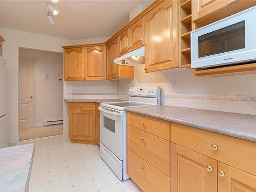 103-9905 Fifth St, Sidney, BC - Indoor Photo Showing Kitchen