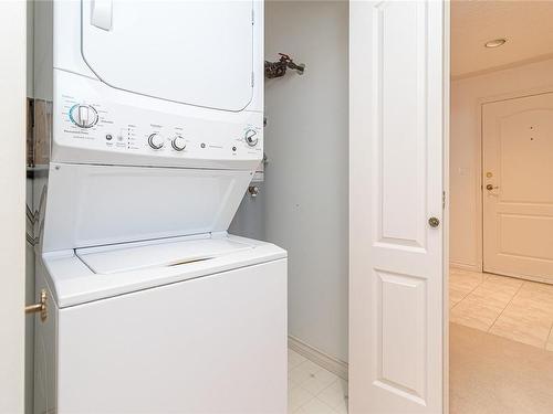 103-9905 Fifth St, Sidney, BC - Indoor Photo Showing Laundry Room