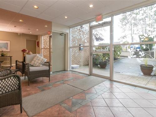 103-9905 Fifth St, Sidney, BC - Indoor