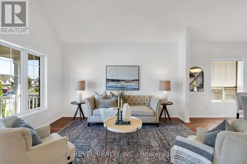 32 Sherwood Street, Orangeville, ON - Indoor Photo Showing Living Room