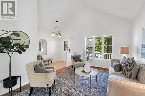 32 Sherwood Street, Orangeville, ON - Indoor Photo Showing Living Room