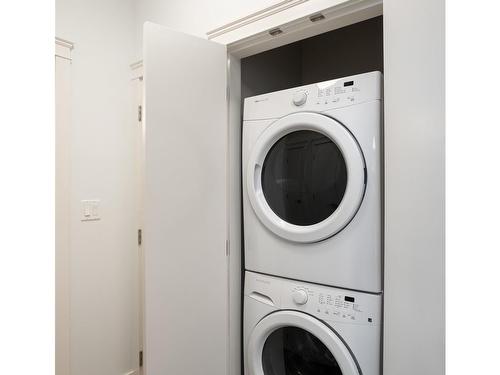 405-1900 Watkiss Way, View Royal, BC - Indoor Photo Showing Laundry Room