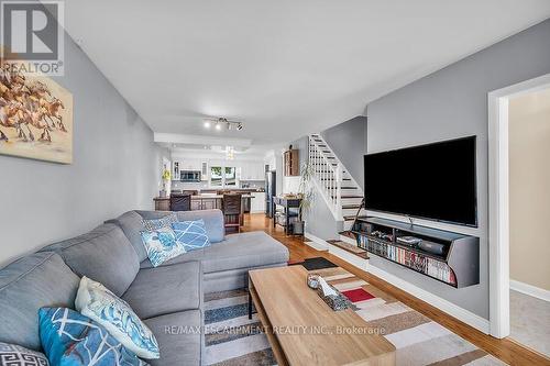 2439 Barclay Road, Burlington, ON - Indoor Photo Showing Living Room