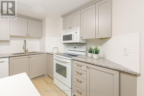 501 - 712 Rossland Road W, Whitby, ON - Indoor Photo Showing Kitchen