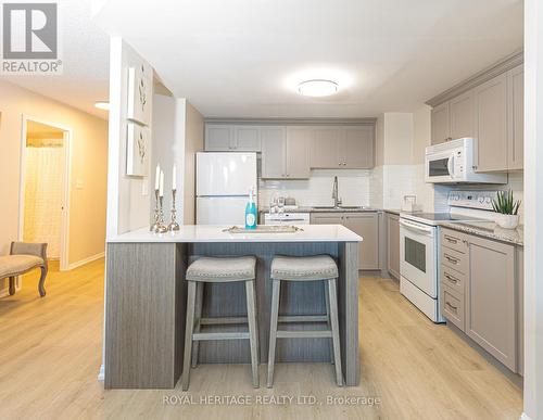 501 - 712 Rossland Road W, Whitby, ON - Indoor Photo Showing Kitchen