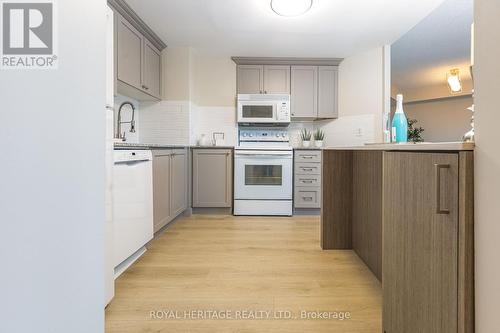 501 - 712 Rossland Road W, Whitby, ON - Indoor Photo Showing Kitchen