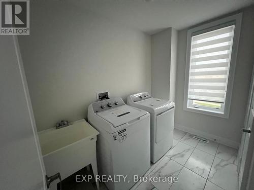 121 Tennant Circle, Vaughan, ON - Indoor Photo Showing Laundry Room