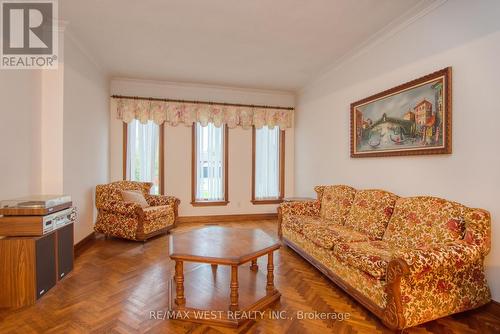 96 May Avenue, Richmond Hill, ON - Indoor Photo Showing Living Room