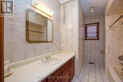 96 May Avenue, Richmond Hill, ON - Indoor Photo Showing Bathroom