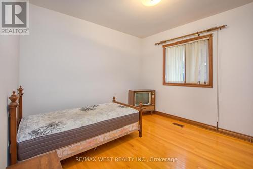 96 May Avenue, Richmond Hill, ON - Indoor Photo Showing Bedroom