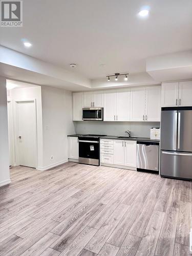 14 - 26 Lytham Green Circle, Newmarket, ON - Indoor Photo Showing Kitchen With Stainless Steel Kitchen