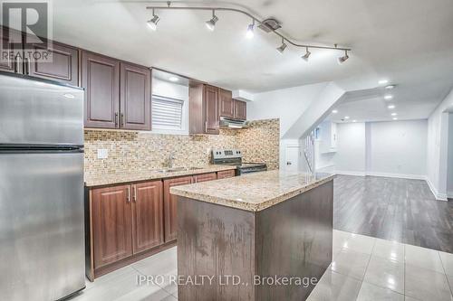 26 Joycelyn Drive, Mississauga, ON - Indoor Photo Showing Kitchen With Upgraded Kitchen