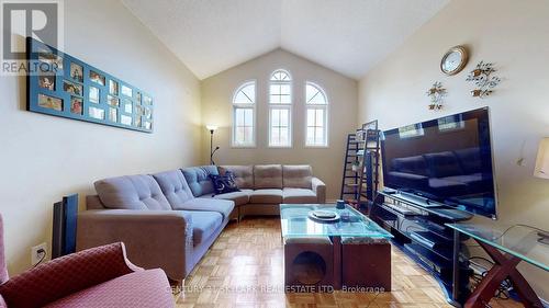 6155 Snowy Owl Crescent, Mississauga, ON - Indoor Photo Showing Living Room