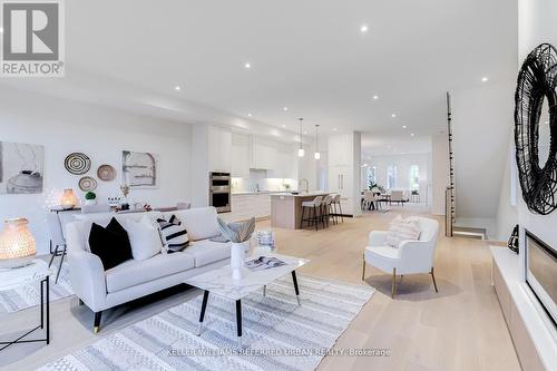 43 Benson Avenue, Mississauga, ON - Indoor Photo Showing Living Room