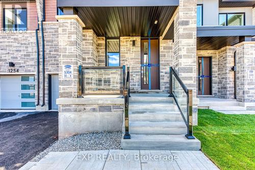 1252 Wheat Boom Drive, Oakville, ON - Outdoor