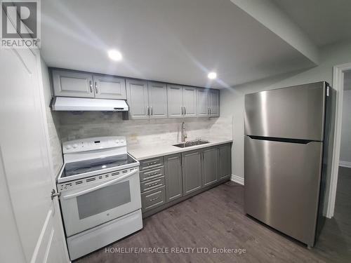 868 Oasis Drive N, Mississauga, ON - Indoor Photo Showing Kitchen