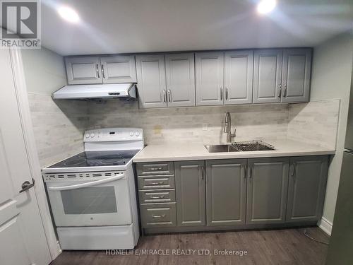 868 Oasis Drive N, Mississauga, ON - Indoor Photo Showing Kitchen