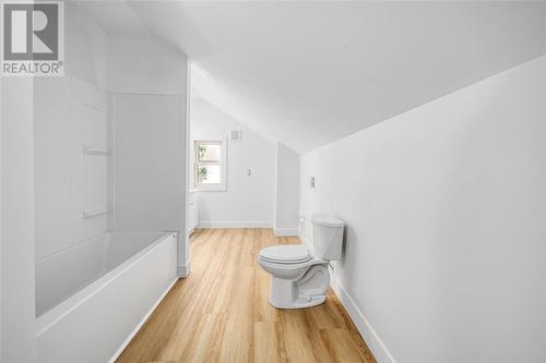 360 Campbell Street, Sarnia, ON - Indoor Photo Showing Bathroom