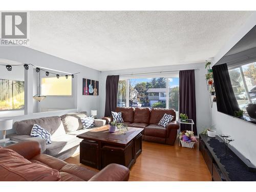 310 Pearson Road, Kelowna, BC - Indoor Photo Showing Living Room