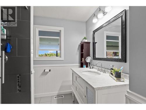 310 Pearson Road, Kelowna, BC - Indoor Photo Showing Bathroom