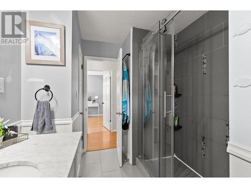 310 Pearson Road, Kelowna, BC - Indoor Photo Showing Bathroom