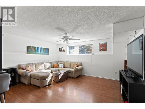 310 Pearson Road, Kelowna, BC - Indoor Photo Showing Living Room