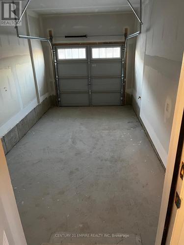 55 Selection Heights, Thorold, ON - Indoor Photo Showing Garage