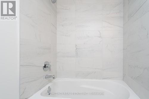 416 - 3401 Ridgeway Drive, Mississauga, ON - Indoor Photo Showing Bathroom