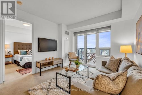 1017 - 61 Heintzman Street, Toronto, ON - Indoor Photo Showing Living Room