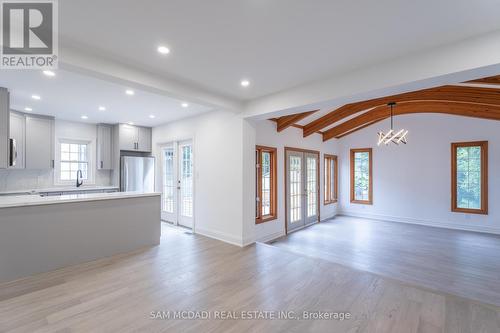 8 Wesley Crescent, Mississauga, ON - Indoor Photo Showing Kitchen