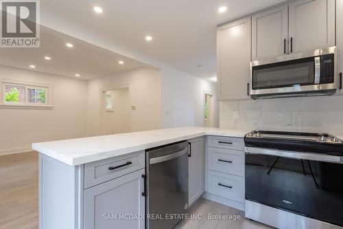 8 Wesley Crescent, Mississauga, ON - Indoor Photo Showing Kitchen With Upgraded Kitchen