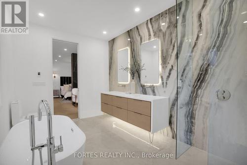 16 Cadillac Avenue, Toronto, ON - Indoor Photo Showing Bathroom