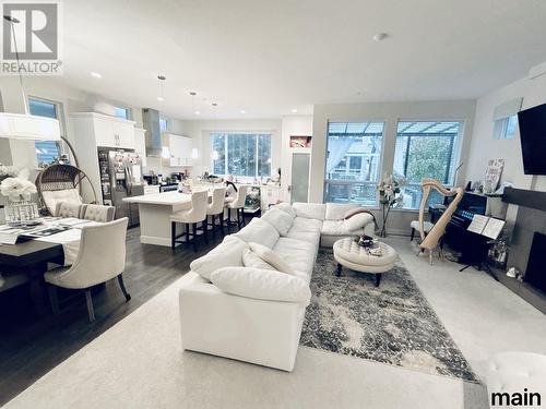 10325 Wynnyk Way, Maple Ridge, BC - Indoor Photo Showing Living Room