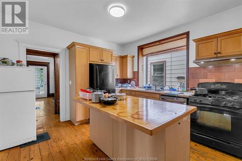 653 Bruce Avenue, Windsor, ON - Indoor Photo Showing Kitchen With Double Sink