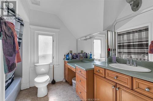 653 Bruce Avenue, Windsor, ON - Indoor Photo Showing Bathroom