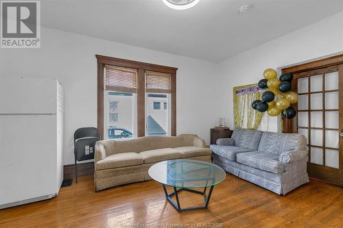 653 Bruce Avenue, Windsor, ON - Indoor Photo Showing Living Room